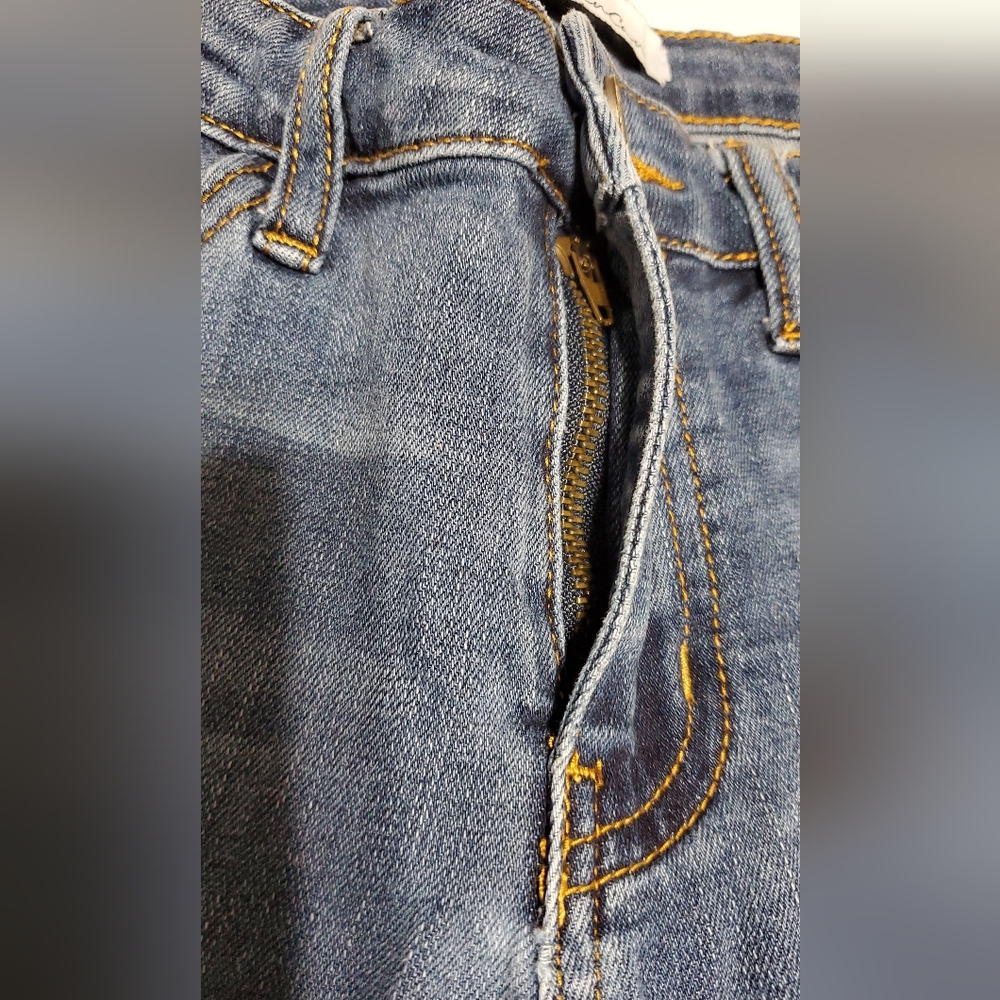 KanCan denim jeans. Estilo style. Distressed raw hem. Rose pattern. - Picture 11 of 13